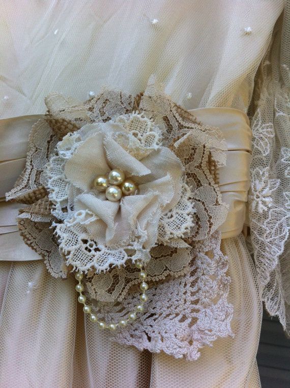a4b785e63f7e105d1519acbc79e3b9f1--wedding-shabby-chic-shabby-chic-flowers.jpg